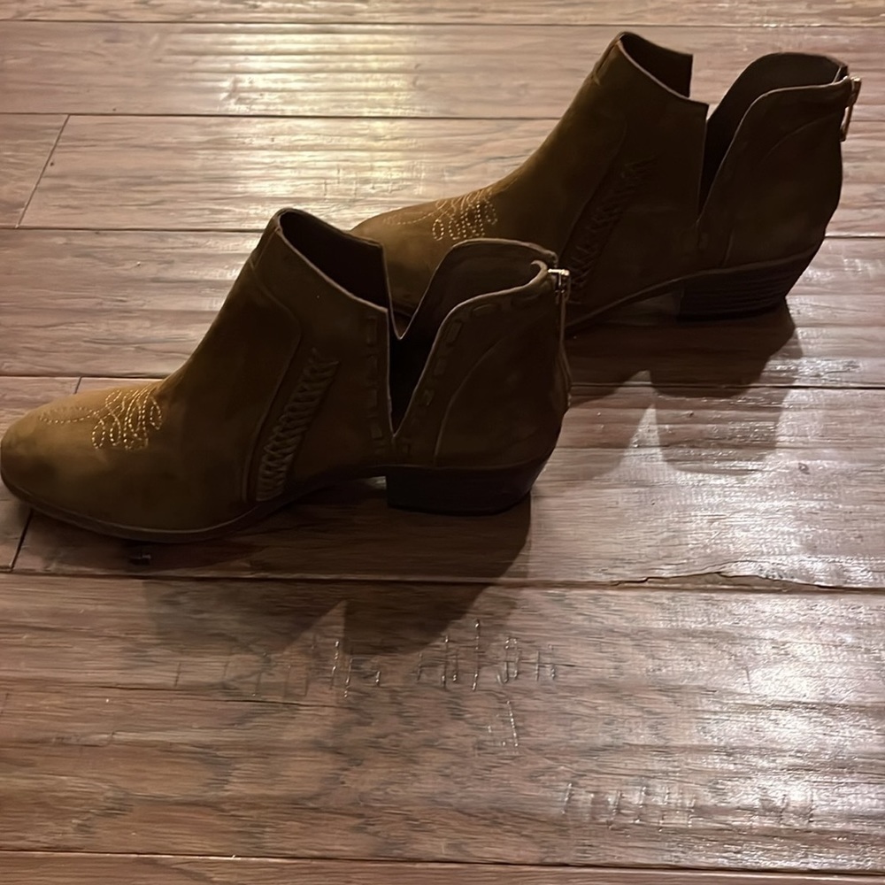 Vince Camuto Women’s Booties - Picture 9 of 11